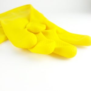 Guantes de caucho amarillos.